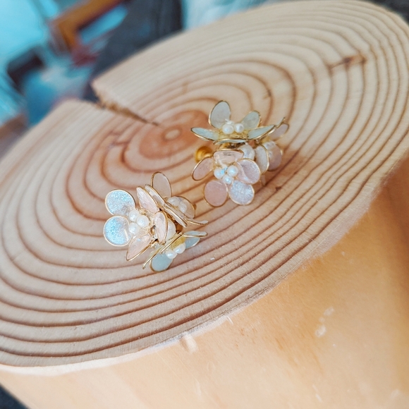 Japanese sakura cherry blossom clip on earring - Picture 6 of 6